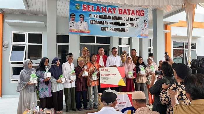 Program Sosial AZKO Terangi Ratusan Rumah Warga Prabumulih dengan Lampu LED Hemat Energi