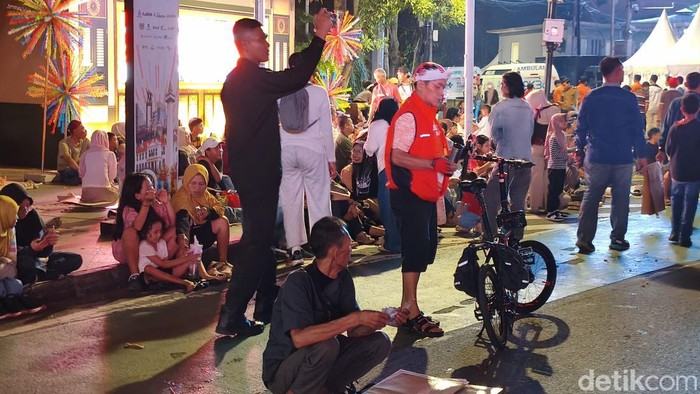 Tukang Tikar 'Semen' Ragunan Coba Peruntungan di HUT Jakarta Bundaran HI