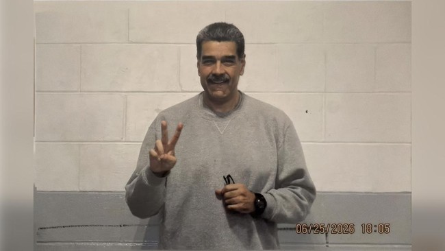 Nicolas Maduro Unggah Foto Perdana dari Penjara AS, Tunjukkan Gestur V